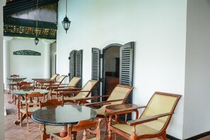 2 restaurants, breakfast, lunch, dinner served; international cuisine 