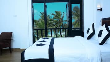 Doppelzimmer, 1 Queen-Bett, Poolzugang, Meerblick | Bettwäsche aus ägyptischer Baumwolle, Zimmersafe, Schreibtisch