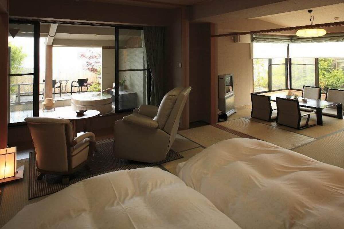 Spacious Japanese Style Room with Open-air Cypress Bath | Free WiFi