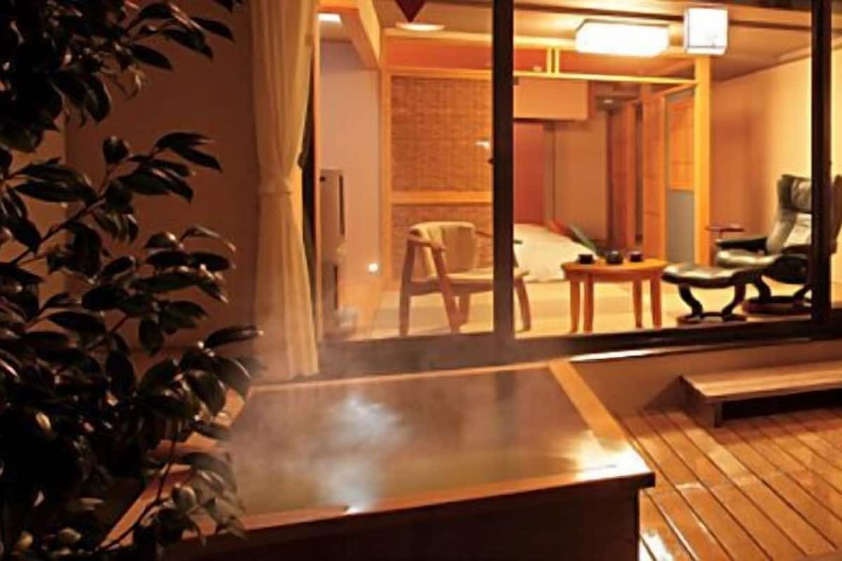 Relaxing Room with Open-air Bath | Free WiFi