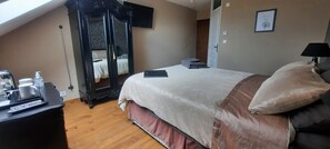 Standard Double Room, Ensuite (Chambre BAROQUE) | Premium bedding, soundproofing, free WiFi - The Alpaca B&B (Chalais)