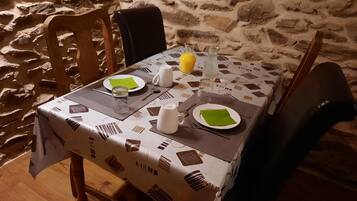 Free daily buffet breakfast