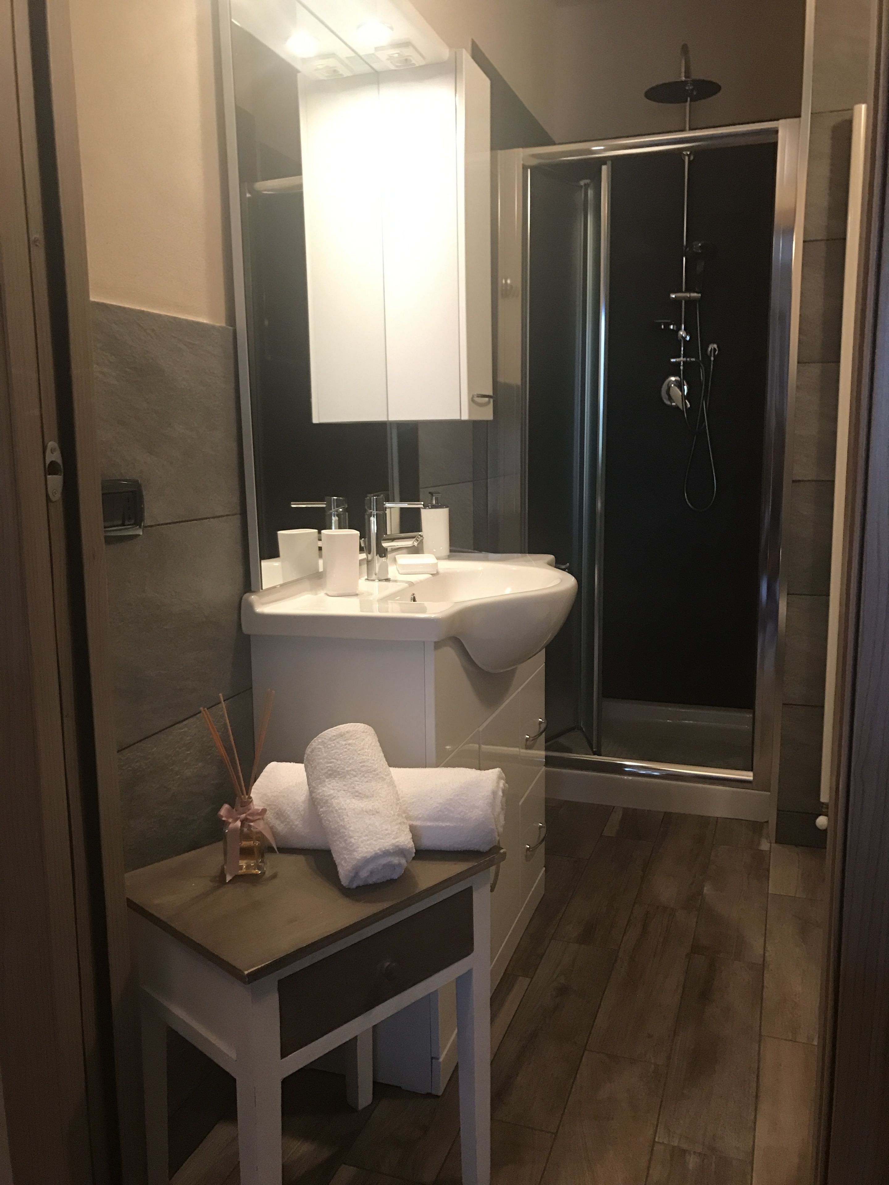 Giglio | Kamar mandi | Shower, perlengkapan mandi gratis, kloset, dan handuk