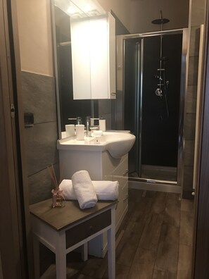 Giglio | Bathroom | Shower, free toiletries, bidet, towels - Villa Rosy B&B (Paruzzaro)