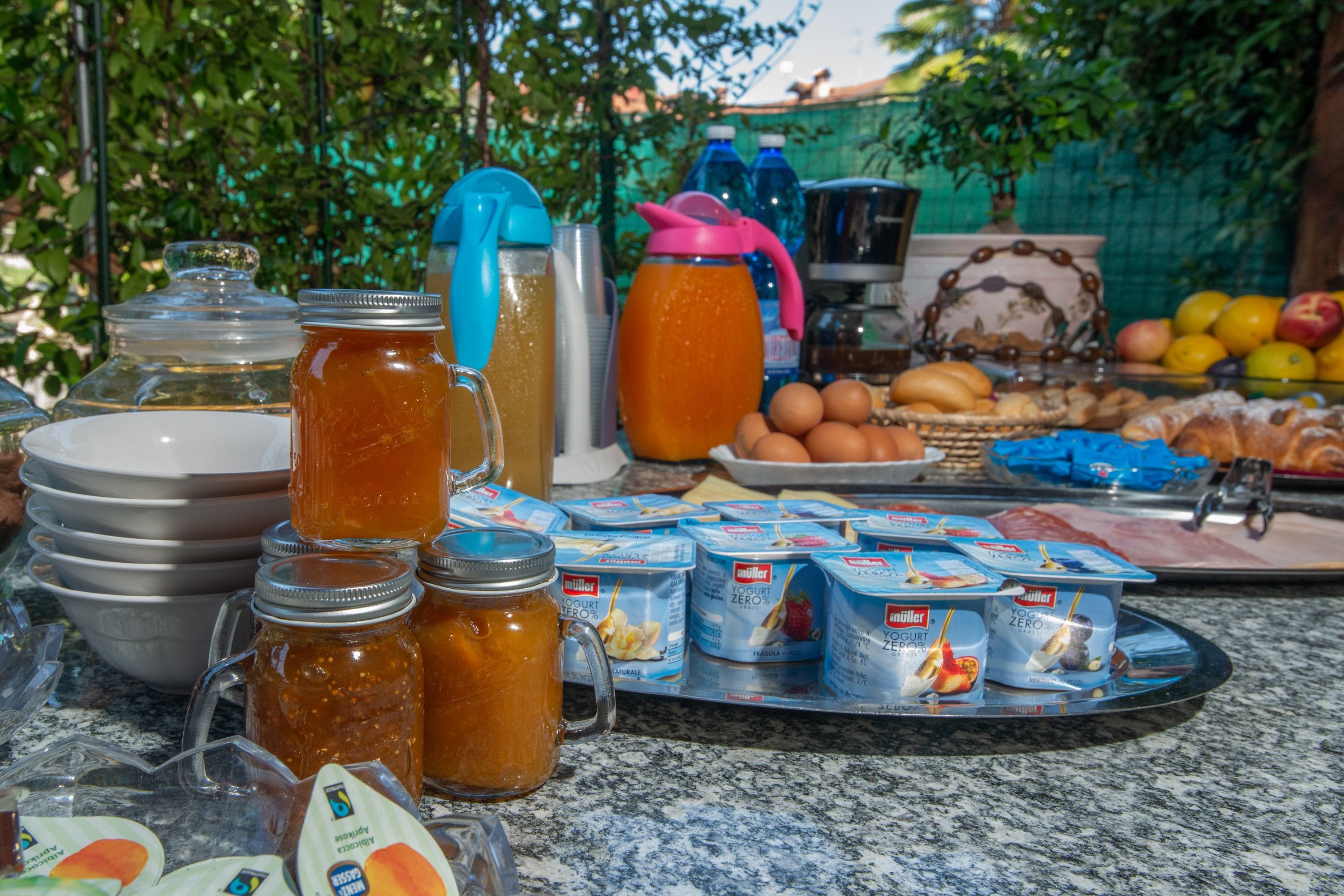 Un bufé de desayuno con diversos alimentos y bebidas.