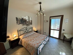 Premium bedding, blackout curtains, free WiFi, bed sheets - Villa Rosy B&B (Paruzzaro)