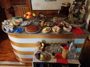 Free daily continental breakfast - Villa Rosy B&B (Paruzzaro)