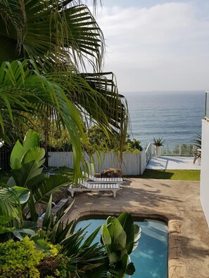 Una piscina al aire libre, una piscina con cascada