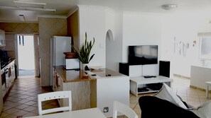 Ferienhaus, 5 Schlafzimmer, Meerseite | Wohnbereich | Flachbildfernseher
