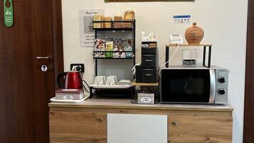 Chambre Double ou avec lits jumeaux, terrasse | Coin séjour | Télévision à écran plat de 32 pouces avec chaînes numériques, télévision