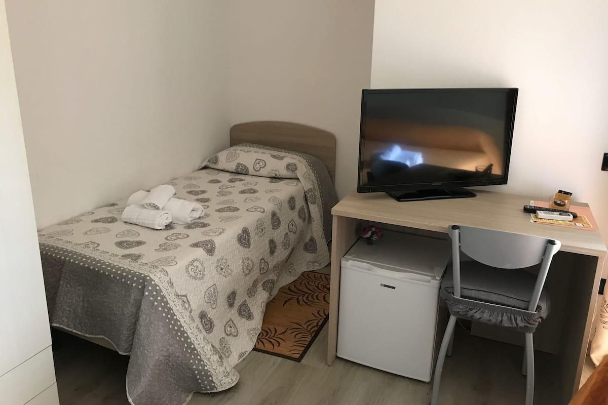 Classic Single Room, 1 Bedroom | Desk, cots/infant beds, rollaway beds, free WiFi