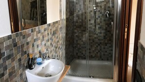 Shower, free toiletries, hair dryer, bidet - Raxul Room (Sestu)