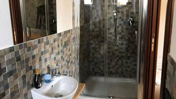 Dusche, kostenlose Toilettenartikel, Haartrockner, Bidet