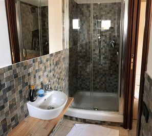 샤워 시설, 무료 세면용품, 헤어드라이어, 비데