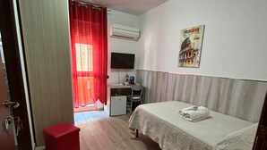 Desk, cribs (surcharge), rollaway beds (surcharge), WiFi (free) - Raxul Room (Sestu)