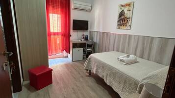 Bureau, lits bébé (en supplément), lits pliants/supplémentaires