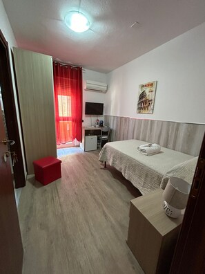 책상, 유아용 침대, 간이 침대, 무료 WiFi