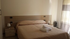 Skrivebord, barnesenger og ekstrasenger (mot et tillegg)
