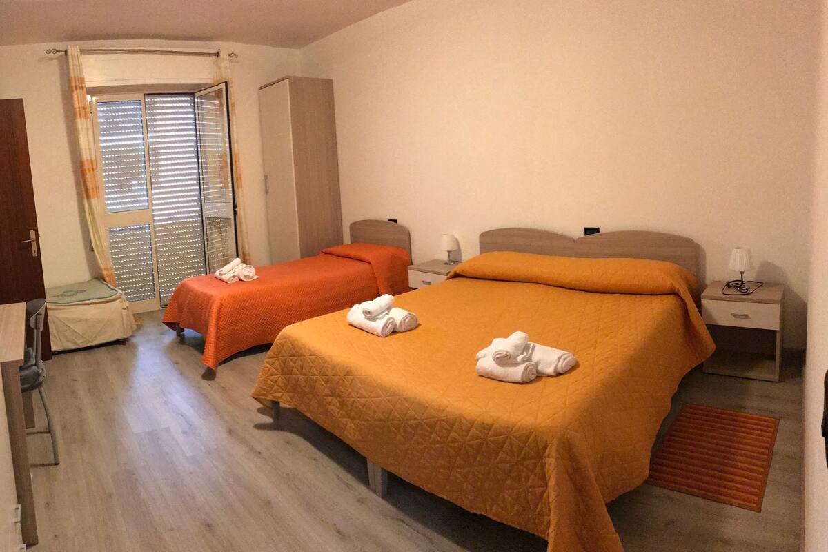 Camera tripla | Una scrivania, culle/letti per bambini (a pagamento)