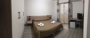 Desk, cribs/infant beds, rollaway beds, free WiFi - Raxul Room (Sestu)