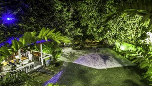 Ein üppiger Garten mit einem Weg zu einer Sitzgelegenheit.
