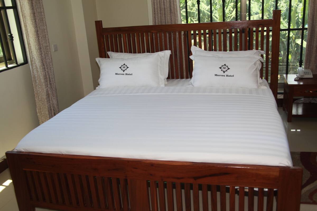 Premium bedding, desk, blackout curtains, free WiFi