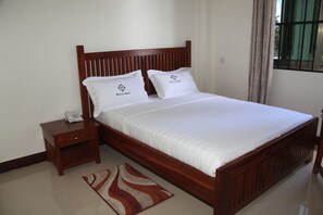 Sengetøy av topp kvalitet, skrivebord og blendingsgardiner