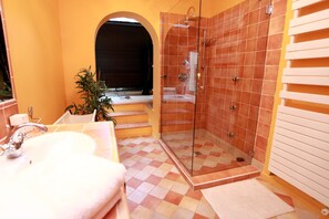 Deluxe Villa | Bathroom | Free toiletries, hair dryer, towels - La Pelicane (Mougins)