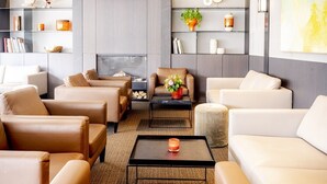 Ein modernes Wohnzimmer mit Ledersofas, einem Couchtisch und einem Kamin.