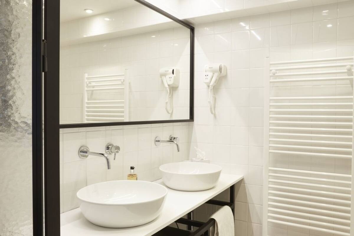 comfort double room (plus) | bathroom | free toiletries, hair dryer, towels