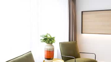 Minibar, caja de seguridad en la habitación, wifi gratis y ropa de cama