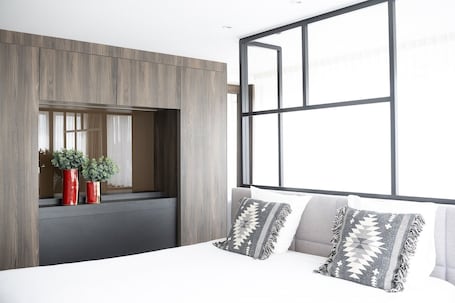 Minibar, caja de seguridad en la habitación, wifi gratis y ropa de cama