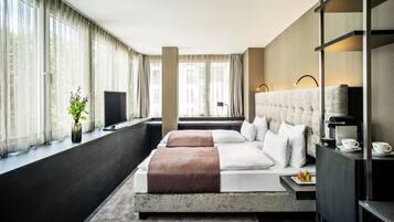 Superior tweepersoonskamer | Luxe beddengoed, een kluis op de kamer, een bureau, een laptopwerkplek