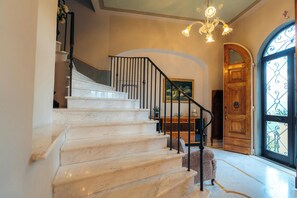 Deluxe-Suite, 2 Schlafzimmer | Wohnbereich | Flachbildfernseher