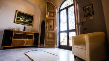 Suite Deluxe, 2 habitaciones | Zona de estar | Una televisión de pantalla plana