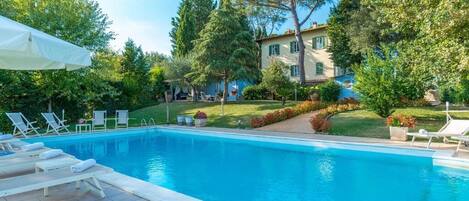 Outdoor pool, pool loungers