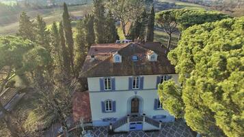 Vista frontal de la propiedad