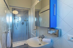 Habitación clásica doble | Baño | Ducha, artículos de higiene personal gratuitos, secador de pelo y bidé