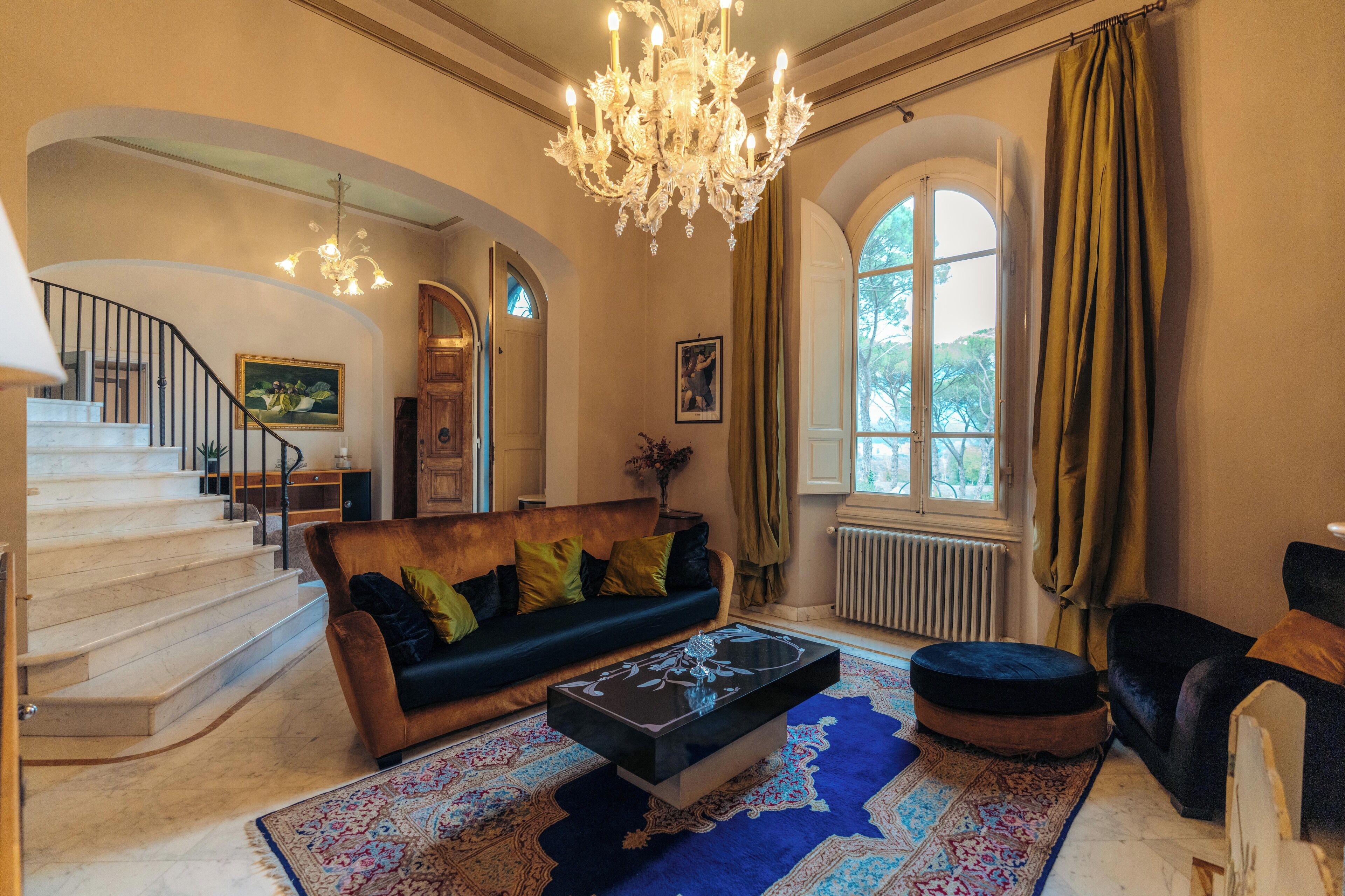 Deluxe suite, 2 slaapkamers | Woonruimte | Flatscreentelevisie