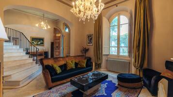 Deluxe suite, 2 slaapkamers | Woonruimte | Flatscreentelevisie