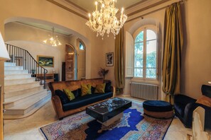 豪華套房, 2 間臥室 | 起居區 | 平面電視