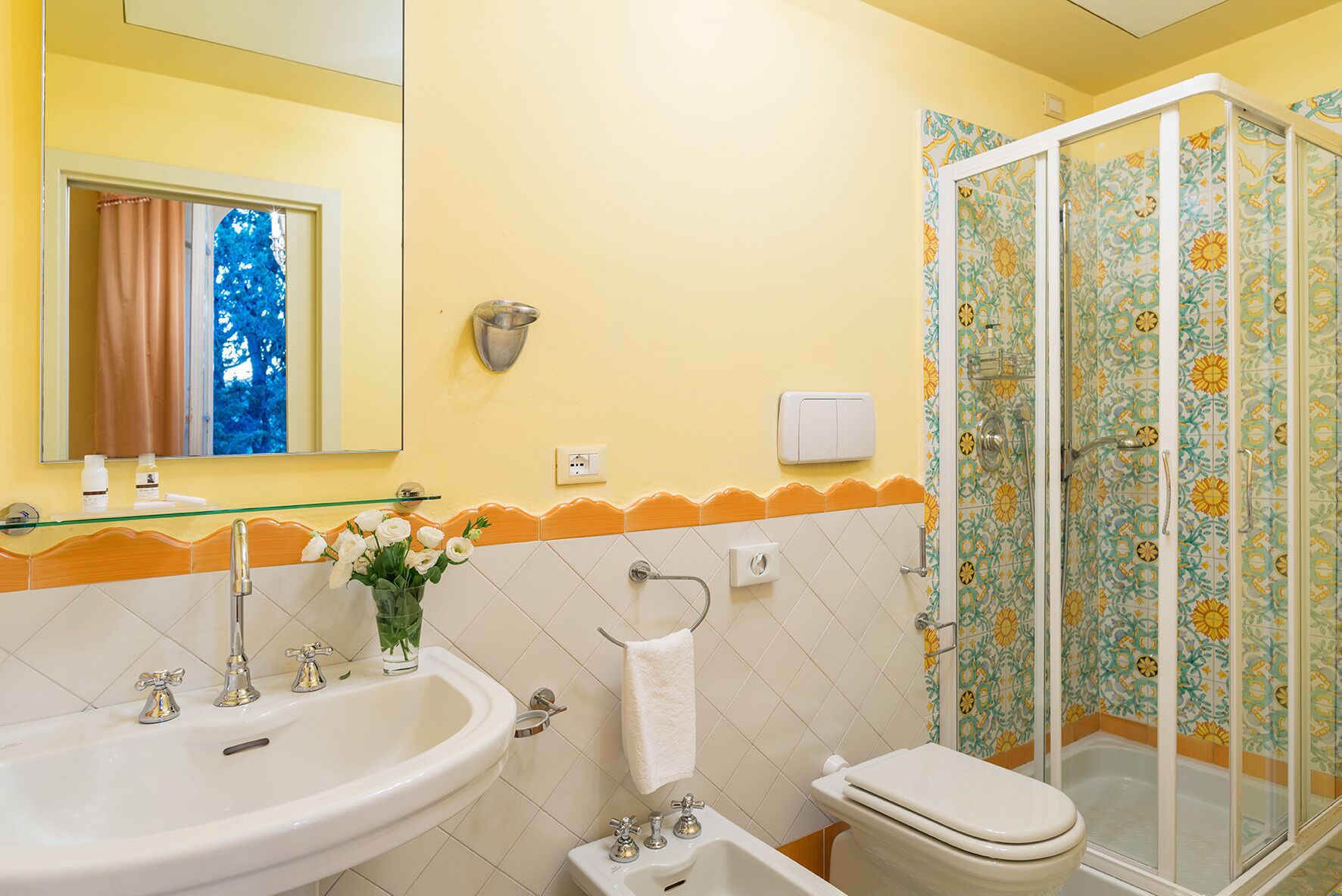 Une salle de bain avec un lavabo, un miroir et une douche.