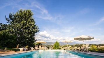 Outdoor pool, sun loungers