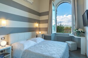 Habitación clásica doble | Ropa de cama de alta calidad, minibar, caja fuerte y wifi gratis