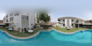 Outdoor pool, pool umbrellas, sun loungers - Treasures Suites & Conferences (Abuja)