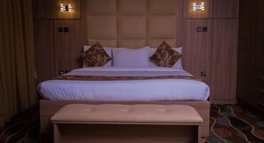 Deluxe Room, 1 King Bed | Premium bedding, in-room safe, desk, blackout drapes