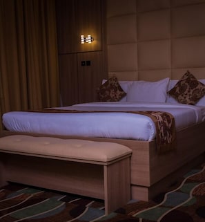 Deluxe Room, 1 King Bed | Premium bedding, in-room safe, desk, blackout drapes