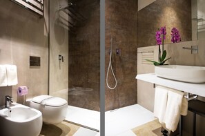 Deluxe Suite (3 ) | Bathroom | Shower, designer toiletries, hair dryer, slippers - CinqueSuites Ortigia (Syracuse)