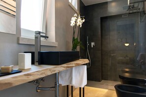 Suite – junior (4) | Bad | Dusj, designertoalettartikler, hårføner og tøfler