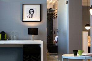 Junior suite (4) | Woonruimte | Een 45-inch flatscreentelevisie met satellietzenders en televisie